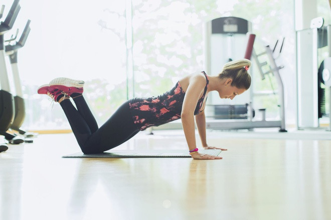 Kneeling Push Up là bài tập trung vào nhóm cơ ngực và tay, nó không quá khó như bài Push Up bình thường vì vậy rất phù hợp với các bạn nữ có tay yếu. Nguồn: Cosmopolitan