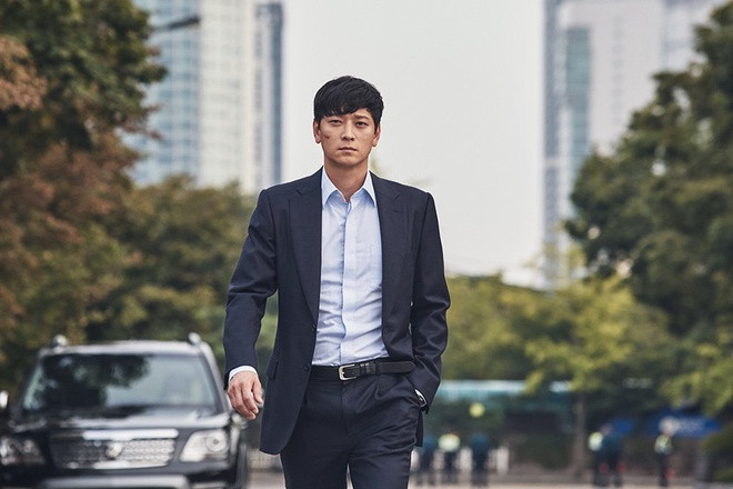 Kang Dong Won: Trong buổi họp báo ra mắt tác phẩm điện ảnh Master diễn ra vào năm 2016, tài tử điển trai khiến khán giả xôn xao khi tiết lộ trải nghiệm kinh hoàng trong quá trình quay phim. Một tai nạn đáng tiếc đã xảy ra khi ê-kíp thực hiện phân cảnh rượt đuổi xe hơi. Các mảnh kính vỡ vụn rồi văng tứ phía, khiến vùng mặt của Kang Dong Won bị thương. Một mảnh kính khác thậm chí còn găm vào cổ nam diễn viên. Tuy nhiên, tài tử rất bình tĩnh trước sự cố đó. Anh tự mình rút mảnh kính ấy ra mặc cho cảm giác đau đớn ập đến.