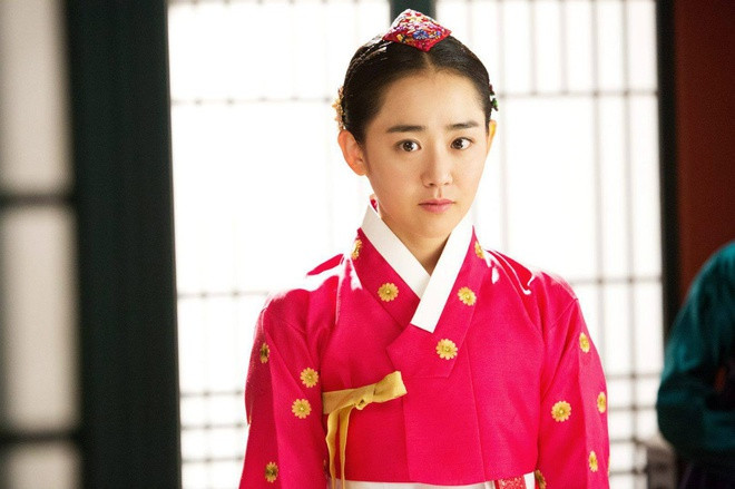 Moon Geun Young: “Em gái quốc dân” thường xuyên gặp vận rủi khi quay phim. Trên phim trường Nữ thần lửa Jeongi, Moon Geun Young bị một thiết bị âm thanh nặng đập trúng mặt làm mắt cô bị thâm, sưng phồng và có một vài vết xước. Vết thương này khiến cô tạm ngừng đóng phim một thời gian. Năm 2008, lúc quay Painter of the Wind, nữ diễn viên bị bạn diễn vô tình làm rạn xương mũi ở một phân cảnh giằng co, cãi cọ. Moon Geun Young đã phải nhập viện, chụp X quang và thực hiện một cuộc phẫu thuật nhỏ để chỉnh lại xương mũi.