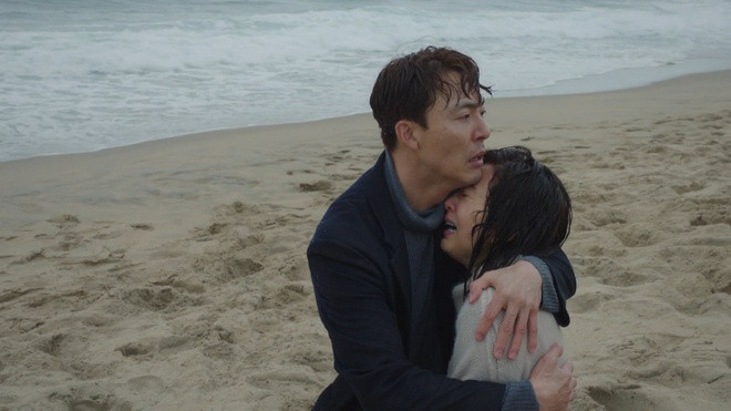 Kim Hee Ae: Vì cảnh quay nhảy xuống biển tự tử trong tập phim gần đây của The World of the Married (Thế giới hôn nhân), “chị đại” Kim Hee Ae cùng bạn diễn Lee Moo Sang đã gặp sự cố bất ngờ. Phân cảnh nói trên được thực hiện tại bãi biển Gangwon-do. Kim Hee Ae và đồng nghiệp kém tuổi tự mình lao vào giữa sóng biển lớn mà không cần diễn viên đóng thế. Cả hai thậm chí đã bị sóng cuốn ra xa, nhưng vì muốn đem đến cảm giác chân thực và hồi hộp nhất, họ không kêu cứu. Chứng kiến cảnh tượng đó, các nhân viên cứu hộ lập tức lao tới đưa Kim Hee Ae và Lee Moo Sang lên bờ.
