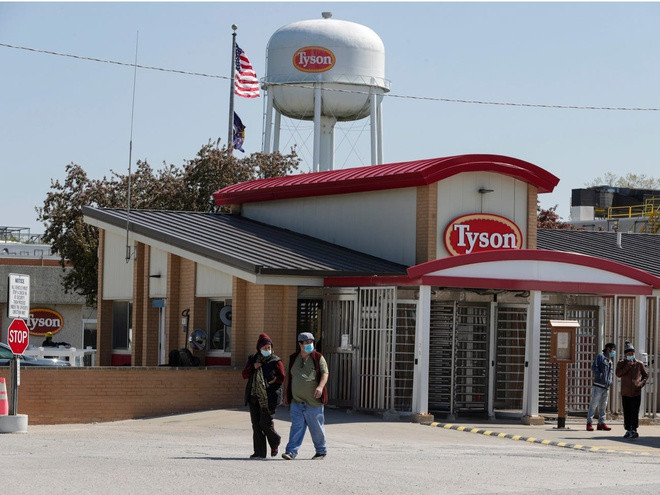 Trong tháng 4, Tyson Foods đã phải tạm thời đóng cửa hàng chục nhà máy chế biến thịt do đại dịch Covid-19. Theo ước tính của Business Insider, có ít nhất 4.585 ca nhiễm và 19 ca thiệt mạng vì Covid-19 có liên quan tới công ty này.