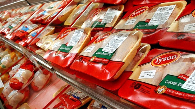 Tyson Foods nằm trong top ba tập đoàn chế biến thịt lớn nhất thế giới, được điều hành bởi 3 thế hệ gia đình Tyson, một trong những gia tộc giàu nhất nước Mỹ. Tyson Foods chiếm 20% thị trường thịt bò, lợn và gà tại Mỹ.