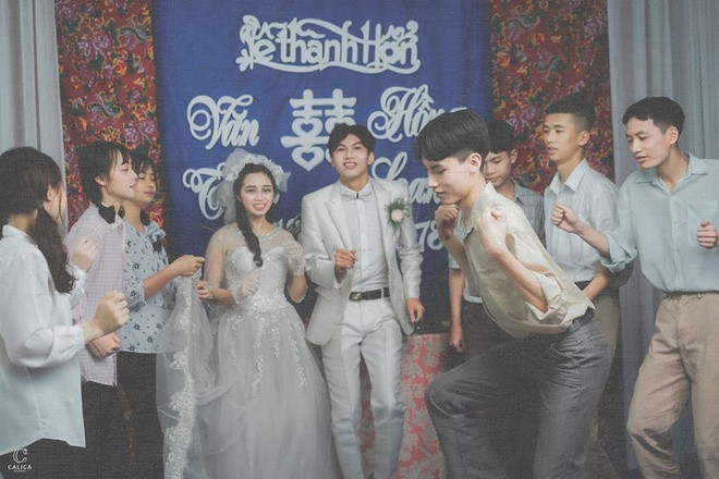 Vì phần lớn dụng cụ đều là "cây nhà lá vườn", chi phí thực hiện bộ ảnh ý nghĩa chỉ tốn khoảng 2 triệu đồng. "Một trong những lý do mình thực hiện bộ ảnh này là để ông bà, bố mẹ mình được sống lại những ký ức đẹp đẽ đồng thời cũng để các bạn trẻ hiểu rõ hơn về không khí đám cưới của thế hệ trước", nhiếp ảnh gia nói.
