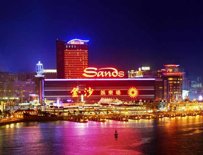 Là sòng bạc mang phong cách Las Vegas đầu tiên xuất hiện tại Macau, khu chơi bạc tại Sands trải rộng hơn 23.000 m2 với khoảng 200 bàn chơi bạc và hơn 1.000 máy đánh bạc. Đây cũng là một trong nhiều điểm đến thu hút đông đảo người chơi bạc khi tới Macau. Ảnh: Agoda.