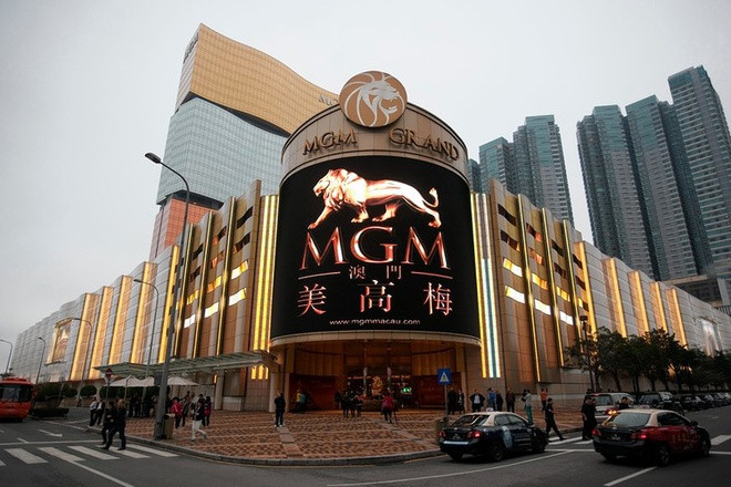 Khi đến với kinh đô sòng bạc Macau, thật thiếu sót nếu bạn không ghé qua khu nghỉ mát MGM Macau - nơi hội tụ những sòng bài hàng đầu của xứ đỏ đen. Với diện tích lên tới 26.500 m2, MGM được trang bị 1271 máy đánh bài và 427 bàn chơi bạc. Ảnh: Wall Street Journal.