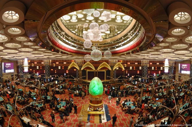 Khu sòng bài tại khách sạn Grand Lisboa có hơn 390 bàn chơi bạc và 880 máy đánh bạc phục vụ mở cửa từ 13-21h hàng ngày. Khách sạn có công suất phục vụ lên tới 400 phòng, ngoài ra còn có shop thời trang, quán bar và các dịch vụ cao cấp khác. Ảnh: Hungry Hong Kong.