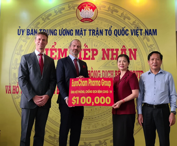 Nhóm công ty dược của EuroCham ủng hộ 100.000 USD chống Covid-19 19 giờ trước11:1303/06/2020Kinh doanhDoanh nhân 0 Số tiền 100.000 USD này là đóng góp từ 10 thành viên thuộc EuroCham Pharma Group, trong đó mỗi doanh nghiệp ủng hộ tối thiểu 5.000 USD.