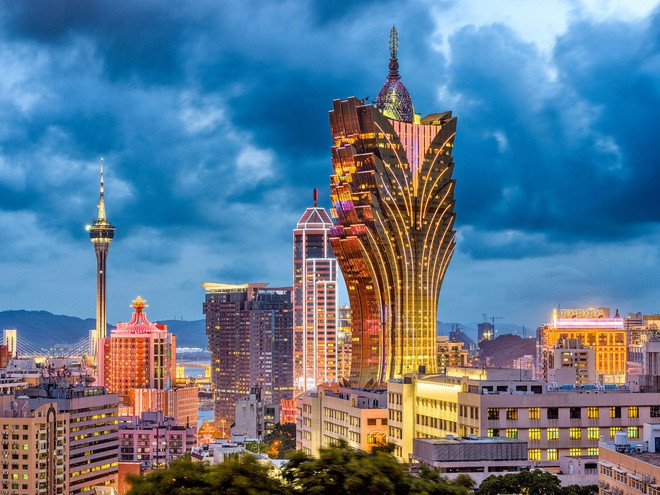 Grand Lisboa là khu tổ hợp khách sạn kiêm sòng bạc, tọa lạc tại số 2-4 đường Avenida de Lisboa. Đây là tài sản của công ty chuyên kinh doanh cờ bạc Sociedade de Turismo e Diversões de Macau do cố tỷ phú Hà Hồng Sân làm chủ tịch. Với kiến trúc độc đáo tựa hình búp sen, tòa nhà cao 258 m này được xem là công trình cao nhất "xứ đỏ đen". Ảnh: Casino.org.