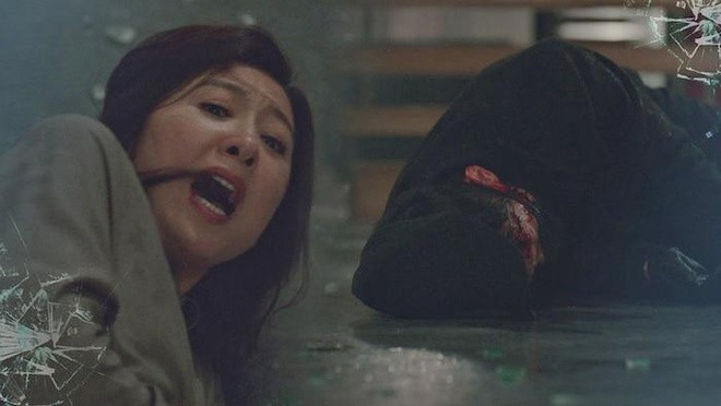 Thế giới hôn nhân đang là drama truyền hình được chú ý. Phim gắn mác 19+ đang đi đến những tập cuối cùng với bầu không khí căng thẳng. Loạt khoảnh khắc khóc lóc, máu me lôi cuốn khán giả dõi theo từng tập. Tuy bộ phim khá u ám, nhưng với đề tài gần gũi với cuộc sống, phim của biên kịch Joo Hyun vẫn níu chân khán giả.