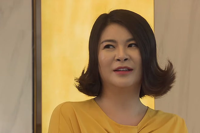 Kim Oanh sinh năm 1975, tốt nghiệp khoa Diễn viên của Đại học Sân khấu Điện ảnh năm 1995. Sau đó, nữ diễn viên làm việc tại Nhà hát Tuổi trẻ. Rời nhà hát, cô công tác tại đài truyền hình. Thời gian gần đây, cô đang nhận được sự chú ý với vai diễn Linh trong phim Đừng bắt em phải quên. Trong phim, cô vào vai nữ doanh nhân góa chồng và chưa có con. Cô là bạn thân từ thời đi học của Luân (NSƯT Hoàng Hải). Luân coi Linh như em gái và luôn giữ lời hứa với người chồng đã khuất của cô - chăm sóc cho Linh. Vợ Luân (Quách Thu Phương) cũng biết Linh qua lời kể của chồng. Mối quan hệ của họ bình thường cho đến khi Linh chuyển từ TP.HCM ra Hà Nội sống và làm việc. Cô bắt đầu chen chân vào mối quan hệ của vợ chồng Luân.