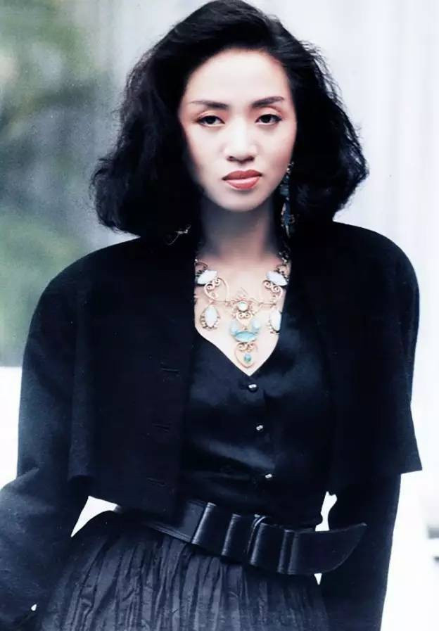 So với 2 người đẹp nói trên, Mai Diễm Phương là người có số phận bi kịch và đau buồn nhất. Cô là nghệ sĩ hạng A làng giải trí Hoa ngữ và là niềm tự hào bất diệt của showbiz xứ Cảng thơm. Cô có tài diễn xuất, ca hát, được xưng tụng vào hàng thiên hậu.