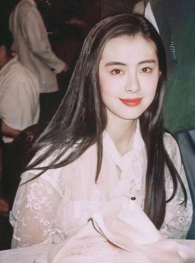 Vương Tổ Hiền sinh năm 1967 tại Đài Loan nhưng phát triển sự nghiệp ở Hong Kong. Nữ diễn viên ghi dấu ấn trong lòng khán giả qua các tác phẩm: Thiến nữ u hồn, Thanh Xà, Phan Kim Liên: Tiền thế kim sinh, Năm nay ven hồ rất lạnh. Cô được mệnh danh là một trong những ngọc nữ đẹp nhất làng giải trí Hong Kong ở thập niên 1980, 1990. Chuyên trang phê bình phim ảnh HKMovie khi viết về Vương Tổ Hiền đã khen ngợi: "Có một vẻ đẹp đến khuynh thành gọi tên Vương Tổ Hiền".