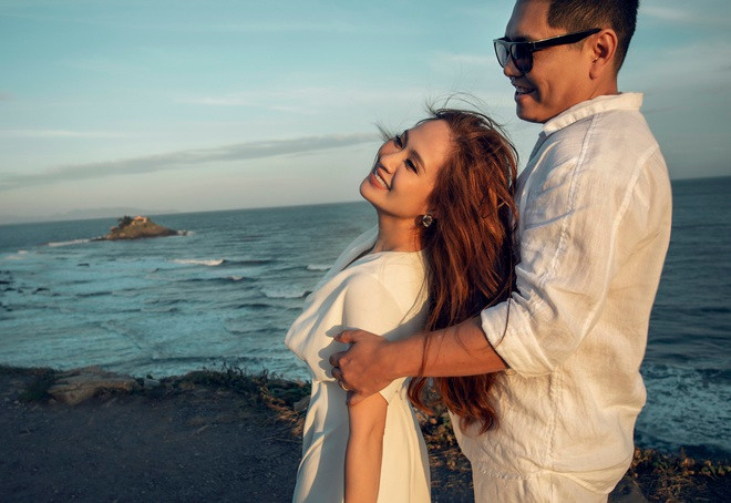 Đức Thịnh và Thanh Thúy là cặp đạo diễn, nhà sản xuất ăn ý khi tạo ra nhiều bộ phim đạt doanh thu hơn 100 tỷ đồng như Siêu sao siêu ngố, Trạng Quỳnh. Mới đây, cặp cả hai kỷ niệm 12 năm ngày cưới bằng một bộ ảnh tình tứ, ghi lại khoảnh khắc hạnh phúc của cả hai. Đức Thịnh không quên dành cho vợ những chia sẻ tình cảm.