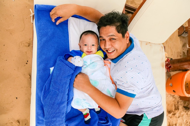 Năm 2018, cặp đôi hạnh phúc đón thiên thần thứ hai - Cu Tết. Nam đạo diễn tiết lộ anh và vợ vẫn luôn dành cho nhau những lời nói hài hước và ngọt ngào. Với những mâu thuẫn, anh khẳng định cả hai xóa tan rất nhanh vì không muốn kéo dài không khí căng thẳng trong gia đình.
