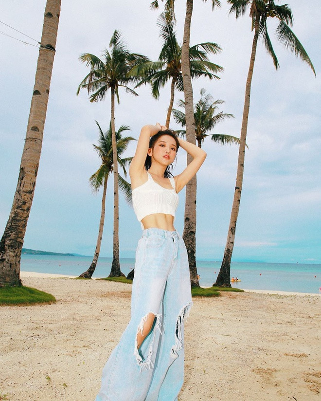 Sự nghiệp nghệ thuật của hot girl 9X phát triển tốt tại Đài Loan. Không chỉ là diễn viên, Jui-hsueh còn trở thành fashionista được yêu mến. Vóc dáng "hạt tiêu" nhưng nhờ cách phối đồ đa dạng, cô nàng luôn được khen ngợi là "chất".