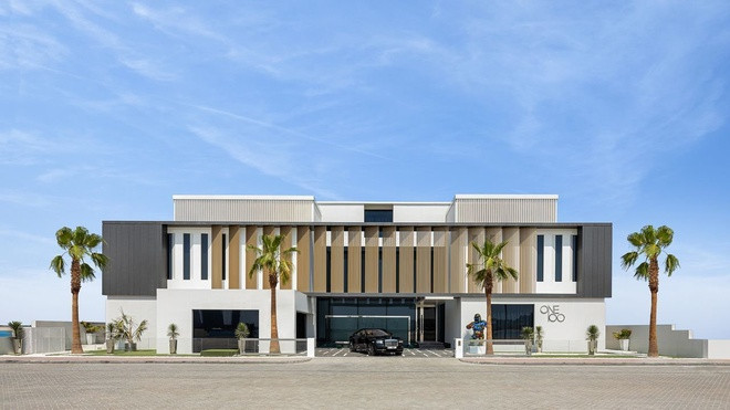 Một dinh thự rộng gần 1.300 m2 với nhiều tiện nghi độc đáo trên đảo nhân tạo Palm Jumeirah tại Dubai (UAE) đang được rao bán với giá 32,67 triệu USD. Điều đặc biệt là khách mua sẽ được tặng kèm một chiếc Rolls Royce, một chiếc Ferrari và một chiếc motor Harley-Davidson thiết kế riêng, cũng như một bộ sưu tập nghệ thuật độc đáo.
