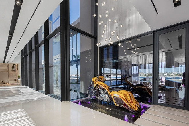 Chiếc Harley-Davidson thiết kế riêng được trưng bày như một tác phẩm nghệ thuật.