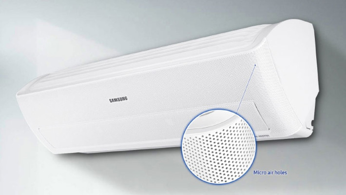 Samsung Inverter AR13NVFXAWKNSV được giảm 2,5 triệu đồng, còn 11,5 triệu đồng. Chương trình được áp dụng tại hệ thống Media Mart. Hệ thống Điện Máy Chợ Lớn và Điện Máy Xanh đang bán sản phẩm giá 12,5 triệu đồng. Máy lạnh có công suất 1.5 HP. Model này sở hữu thiết kế bo cong ở các góc mang đến cảm giác mềm mại. Công nghệ Wind-Free giúp luồng khí lạnh sẽ thoát ra qua 21.000 lỗ làm mát siêu nhỏ mang đến hơi lạnh dịu nhẹ, thích hợp cho gia đình có người lớn tuổi và trẻ nhỏ có làn da nhạy cảm. Ảnh: Samsung.
