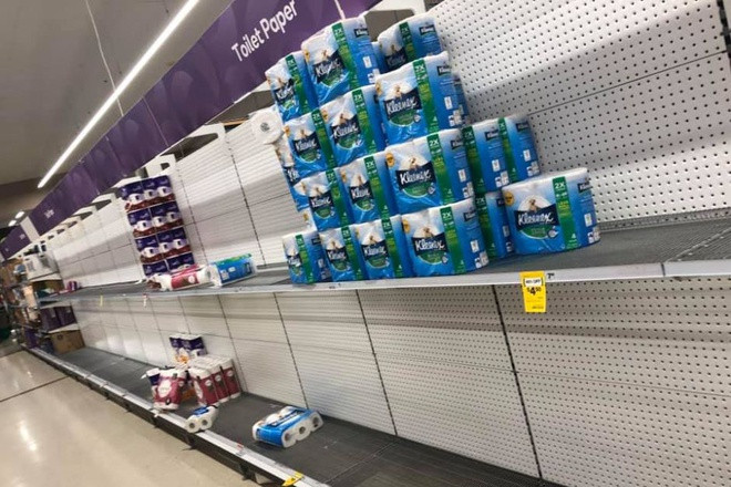 Siêu thị Woolworths tại Australia giới hạn khách hàng chỉ được mua một lốc giấy vệ sinh. Ảnh: ABC.