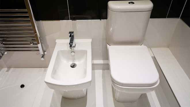 Nhiều người tiêu dùng quyết định trang bị cho phòng tắm thiết bị vòi xịt vệ sinh thông minh. Công ty hàng gia dụng Brondell, chuyên sản xuất dòng sản phẩm này, ghi nhận doanh số vòi xịt tăng vọt trong những ngày qua. Ảnh: Reuters.
