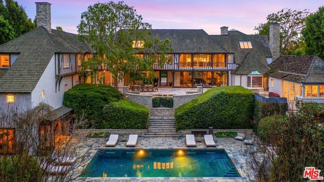 Cặp đôi mua biệt thự Beverly Hills với giá 13,1 triệu USD vào năm 2001 từ luật sư Ken Ziffren, và mất 3 năm để cải tạo trước khi dọn đến. Chủ sở hữu hiện tại của căn biệt thự là Jonathan Brooks, giám đốc điều hành quỹ phòng hộ. Ông mua lại bất động sản vào năm 2006 sau khi Aniston và Pitt ly hôn, theo Wall Street Journal. Ảnh: MLS.