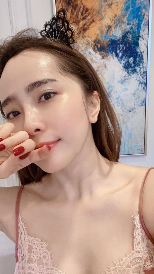 Nghệ thuật "thả thính" của người đẹp khiến các đồng nghiệp tấm tắc khen ngợi. Không chỉ có những bức hình đẹp, Quỳnh Nga còn thường đăng tải những câu nói hay. "Trong kẽ hở của thời gian và hiện thực, tuổi xuân cũng như sắc đẹp, mỏng manh như trang giấy bị gió hong khô" - Quỳnh Nga viết. Cô không quên nhắc nhở phái nữ, cũng là nhắc chính mình: "Giấy bị gió hong khô chứ da thì cần cấp ẩm. Không được đi đâu thì cứ ở nhà chăm sóc da vậy".