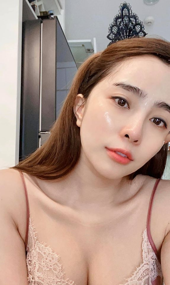 Quỳnh Nga nhận được nhiều lượt like mỗi khi đăng ảnh hot, đồng thời chia sẻ nhiều suy nghĩ về cuộc sống với quan điểm cần phải biết yêu lấy chính bản thân mình. "Đâu phải ai sinh ra cũng đã ở 'vạch đích'. Nữ nhân trên đời hơn nhau không phải ở gia cảnh, tấm chồng, mà là chính cách nghĩ, cách đối xử với chính mình của mỗi người. Với bố mẹ mình luôn là công chúa cơ mà... Còn nếu chúng ta không phải là một công chúa cũng chẳng sao cả. Mình hãy sống như một nữ hoàng là được" - Quỳnh Nga tâm sự. Cô cũng cho biết thêm: "Những ngày ở nhà hết ăn, tập, lại ngủ". Quỳnh Nga còn xin gợi ý từ bạn bè, cư dân mạng về món ngon, phim hay để "cày" trong những ngày ở nhà.