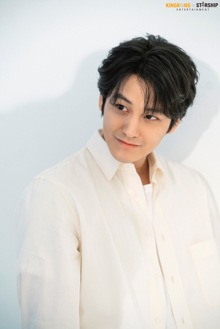 Kim Bum sinh năm 1989. Anh ra mắt lần đầu trong bộ phim truyền hình nổi tiếng Gia đình là số 1 phần 1. Anh trở nên nổi tiếng vào năm 2009 sau khi đóng vai So Yi Jung trong bộ phim truyền hình ăn khách Vườn sao băng. Sau thành công của bộ phim, Kim Bum được mời tham gia những dự án khác như Dream, The woman who still wants to marry, That winter, The wind blows, Goddess of fire…