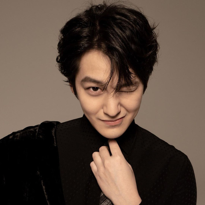 Có tố chất về ngoại hình và tài năng diễn xuất nhưng Kim Bum lại kém may mắn trên con đường sự nghiệp. Anh không tạo được bứt phá sau thành công của vai diễn “chàng Gốm” trong Vườn sao băng.