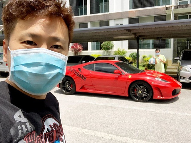 Mỗi ngày có 4 khung giờ giao hàng bằng xe Ferrari và sau 18h sẽ không nhận đặt hàng của khách. Nếu khách muốn đến tận nơi nhận sẽ được giảm 10% trên hóa đơn.