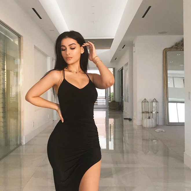 Với vẻ ngoài xinh đẹp cùng với sự khéo léo trong xây dựng hình tượng cá nhân, streamer 27 tuổi trở thành ngôi sao mạng xã hội được yêu mến. Thường xuyên khoe dáng trong những bộ trang phục gợi cảm, Lia hút lượng lớn fan trẻ, đặc biệt làm nam giới.
