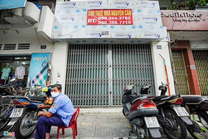Trên nhiều tuyến đường tại khu vực trung tâm TP.HCM, tình trạng mặt bằng cho thuê bị bỏ trống và khách thuê cũ trả lại vẫn diễn ra, bất chấp những chuyển biến tích cực từ dịch bệnh. Một phòng khám trên đường Trần Quang Khải quận 1 cũng vừa mới trả mặt bằng sau khi không còn đủ khả năng duy trì hoạt động. Anh Văn, chủ mặt bằng 138 m2 này cho biết giá thuê nguyên căn là 130 triệu đồng nhưng sẽ hỗ trợ 30-40% trong 3 tháng đầu vì dịch bệnh. Đây là căn nhà anh mới mua lại thời điểm trước Tết để đầu tư cho thuê.