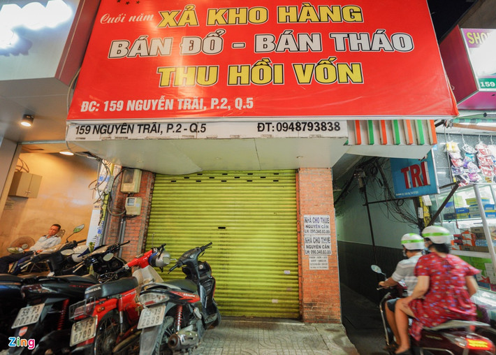 Giá thuê tại những khu vực này luôn neo ở mức cao, mặt bằng ở những vị trí tốt có thể lên đến 100 - 200 triệu đồng/căn có diện tích trung bình. Theo chuyên gia của Savills Việt Nam, thị trường nhà phố cho thuê tại TP.HCM trước thời điểm dịch như một quả bóng sắp vỡ, chỉ cần tác động nhỏ sẽ khiến thị trường sụp đổ.