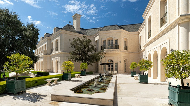 Căn biệt thự có tên Spelling Manor, được xây dựng vào năm 1934, có diện tích lên tới hơn 5.200 m2 với tổng cộng 123 căn phòng.