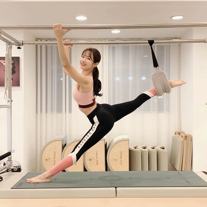 Kang Hyun Kyung (sinh năm 1991, Hàn Quốc) là giáo viên bộ môn Pilates - hình thức tập thể dục ở cường độ thấp nhằm tăng cường cơ bắp, cải thiện tư thế và tính linh hoạt cho cơ thể. Không chỉ được biết tới trong giới thể dục Hàn Quốc, tên tuổi của Hyun Kyung còn nổi đình đám tại nhiều nước nhờ sở hữu gương mặt xinh xắn cùng thân hình gợi cảm.