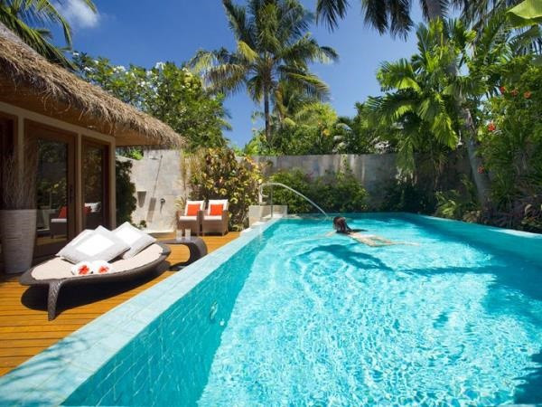 Ngoài ra, Baros Residence còn có hồ bơi vô cực riêng ngay trong khuôn viên. Ảnh: Business Insider.