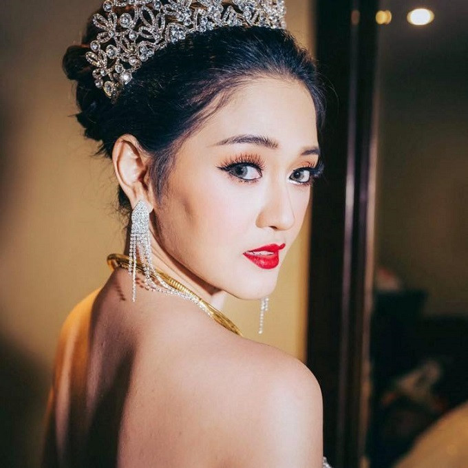 Tiệc cưới được tổ chức tại một khách sạn sang trọng với sự góp mặt của hơn 1.000 khách mời trong nước và quốc tế. Trong đó có 2 MC, 11 ca sĩ, 28 nghệ sĩ múa cổ điển, 12 nghệ sĩ chơi nhạc thính phòng của nhạc viện, 10 nhạc công chơi nhạc hiện đại, 30 người mẫu, 23 thợ quay phim chụp hình cùng đông đảo đội ngũ quản lý, đầu bếp, lễ tân, phục vụ…