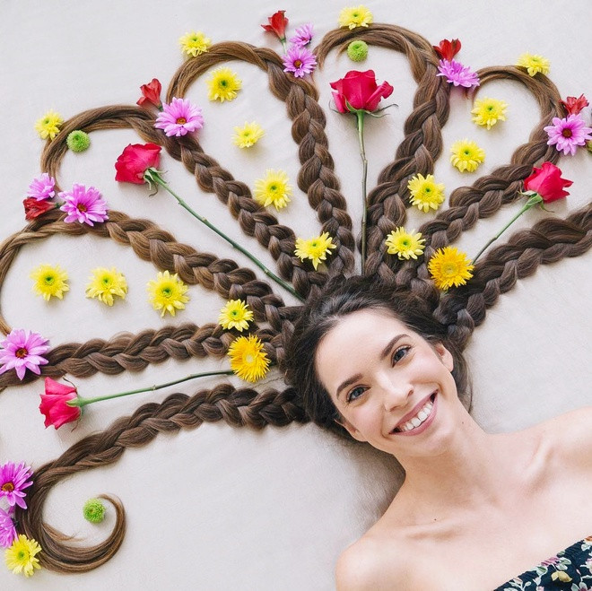 Sarah nói rằng cô là một người có tâm hồn mơ mộng, yêu thích những thứ giản dị, nhẹ nhàng nhưng ẩn chứa sức hút tuyệt vời. Những cánh hoa hồng, hoa cúc, hoa oải hương hay những viên đá nhỏ lấp lánh nhiều màu đều được cô tạo hình độc đáo cùng mái tóc của mình.