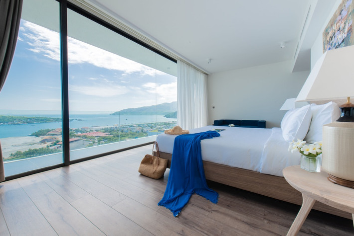 Các phòng của biệt thự đều có tầm nhìn rất thoáng đãng, hướng thẳng ra biển Nha Trang.