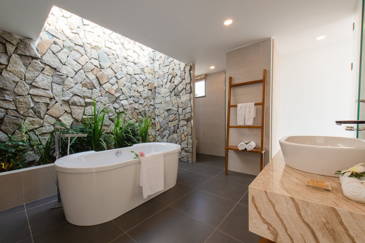 Phòng tắm được thiết kế cùng giếng trời và cây xanh tạo cho người sử dụng cảm giác thư thái và nhẹ nhàng.