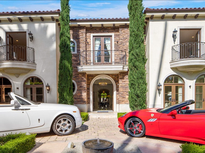 Căn biệt thự nằm trong khu vực Beverly Hills, thành phố Los Angeles được rao bán với giá 18,7 triệu USD.