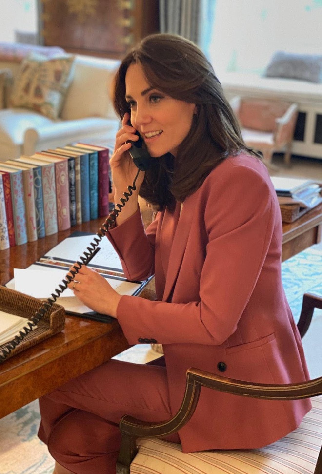 Nữ công tước xứ Cambridge cũng đã biến một trong những căn phòng tại Cung điện Kensington thành phòng tin tức tạm thời vì cô làm biên tập viên khách mời cho tờ Huffington Post. Căn phòng có tông màu kem tương tự với đồ nội thất bằng gỗ sồi tối màu, những cuốn tiểu thuyết cổ điển, một số đèn bàn xung quanh và tác phẩm nghệ thuật treo trên tường. Ảnh: Thesun.