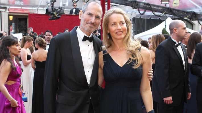 Tỷ phú công nghệ Steve Jobs sau khi qua đời vào năm 2011 đã để lại cho vợ, Laurene Powell Jobs, khối tài sản khổng lồ. Bà cũng được biết đến là một nhà đầu tư và nhà từ thiện nằm trong danh sách 50 phụ nữ giàu có nhất hành tinh (theo Wealth-X) với khối tài sản lên tới 24 tỷ USD. Steve Jobs và Laurene có 3 người con, nhưng bà cho biết không có ý định để lại toàn bộ tài sản cho chúng. "Thật không công bằng khi một cá nhân tích lũy khối lượng tài sản khổng lồ tương đương của hàng triệu và hàng triệu người khác cộng lại", Jobs nói với tờ New York Times. Ảnh: Getty Images.
