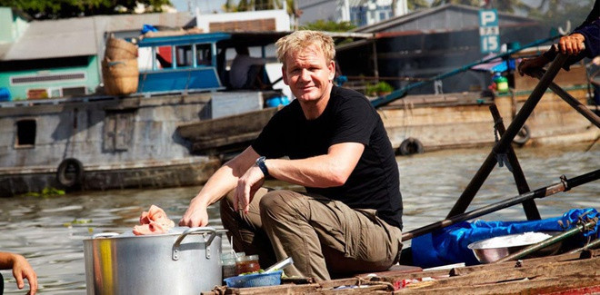 Gordon Ramsay, một trong những tên tuổi lớn nhất trong ngành thực phẩm, kinh doanh nhà hàng tại Anh với khối tài sản 63 triệu USD. Ông là chủ sở hữu và điều hành 40 nhà hàng trên toàn cầu với 16 sao Michelin danh giá. Ông bố 5 con không có ý định để lại tài sản cho con. "Để lại tài sản cho con cái không phải là cách giáo dục ý nghĩa, mà còn làm hỏng chúng. Điều duy nhất tôi đồng ý với vợ mình là trả cho chúng 25% tiền đặt cọc để mua một căn hộ chứ không phải toàn bộ căn hộ. Tôi may mắn khi kiếm được gia tài đồ sộ trong 15 năm ở Mỹ, do đó tôi biết quý trọng những gì mà mình có", Ramsay trả lời tờ Telegraph. Các con của ông vẫn ngồi ghế hạng phổ thông khi đi máy bay. Ảnh: Fay Fay.