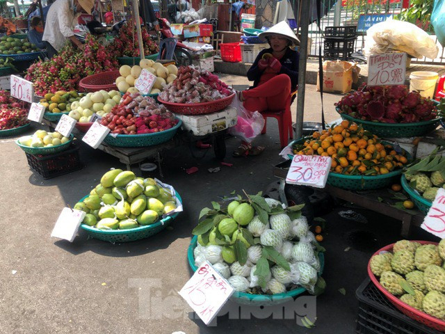 ##s###Tiểu thương xem điện thoại hoặc tám chuyện cho hết ngày.
