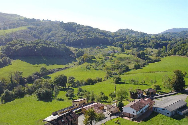 El Mortorio, Asturias, Tây Ban Nha (2 triệu USD): Ngôi làng bình dị El Mortorio nằm ở vùng đồng quê Asturias của Tây Ban Nha, được bao quanh bởi những cánh đồng cỏ và dãy núi trùng điệp. Ngôi làng hiện có 20 lô đất với tổng diện tích gần 3 hecta, trên đó có 12 ngôi nhà theo phong cách đồng quê. Giá bán bao gồm 13 hecta đồng cỏ xung quanh.