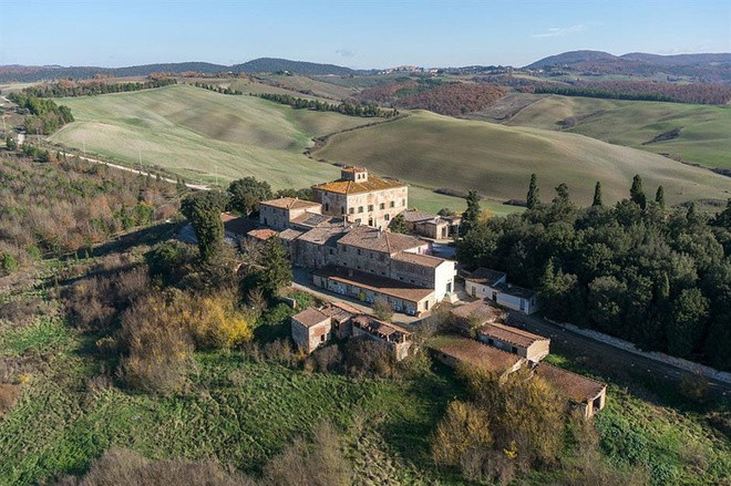Crete Senesi, Tuscany, Italy (8,7 triệu USD): Nằm cách San Giovanni d’Asso và Pienza - hai thị trấn quan trọng của Tuscan, ngôi làng Crete Senesi nằm trên một sườn đồi với những tòa nhà mộc bạc gồm nhà máy phô mai, nhà ở, văn phòng, chuồng gia súc…, tất cả đều cần cải tạo.