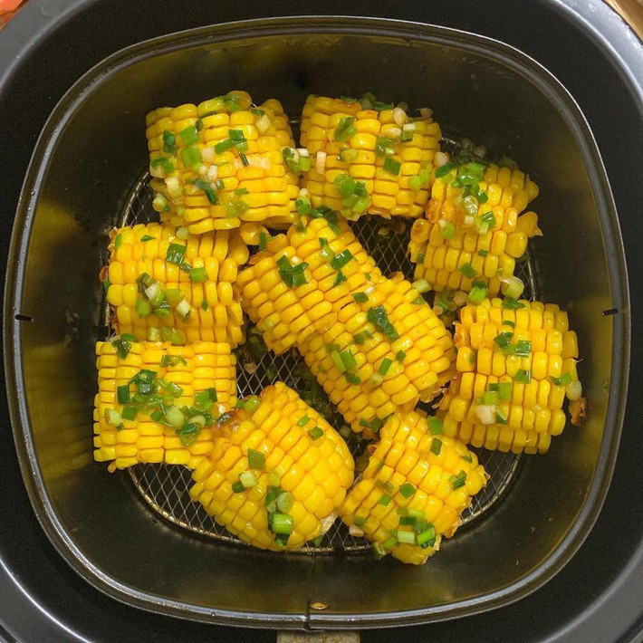 Ngô nướng bơ hành: Phi thơm tỏi băm, cho thêm bơ (hoặc dầu ăn), đợi dầu bơ thật sôi đổ hành lá, vào thêm bột canh hoặc bột nêm, một ít ớt bột (có thể thêm đường tùy khẩu vị). Trộn đều các nguyên liệu. Ngô có thể luộc chín để khi nướng nhanh hơn và không bị khô. Phết mỡ hành lên ngô và xếp lên vị nướng của nồi chiên không dầu, nướng trong khoảng 4-5 phút ở 160 độ C.