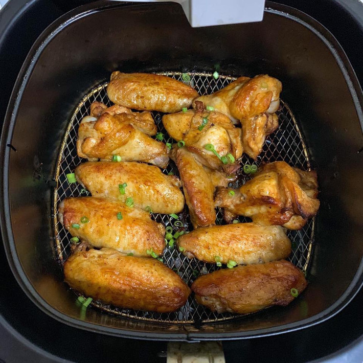 Cánh gà nướng: Vì phần cánh gà rất nhanh chín, trong khi đùi tỏi lâu hơn, bạn có thể chặt riêng các phần và chia thành 2 mẻ nướng. Ướp cánh gà vài tiếng với hỗn hợp sốt gồm bột tỏi, bột hành, xì dầu, dầu hào, tương cà, đường, bột nêm, hạt tiêu. Bạn nướng 2 lần, mỗi lần khoảng 5 phút ở 180 độ C (sau khi nướng lần 1, phết thêm nước ướp lên cánh gà).