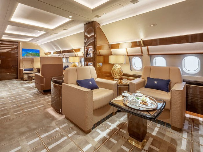 Cabin máy bay được thiết kế bởi nhà thiết kế Yves Pickardt. Không gian bên trong cực lớn, cho khoảng 19 người mặc dù sức chứa lên tới 180 người. Ảnh: Acropolis Aviation.